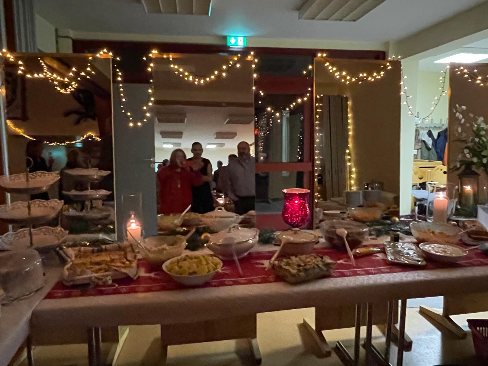 ein reichhaltiges Buffet zur Weihnachtsfeier